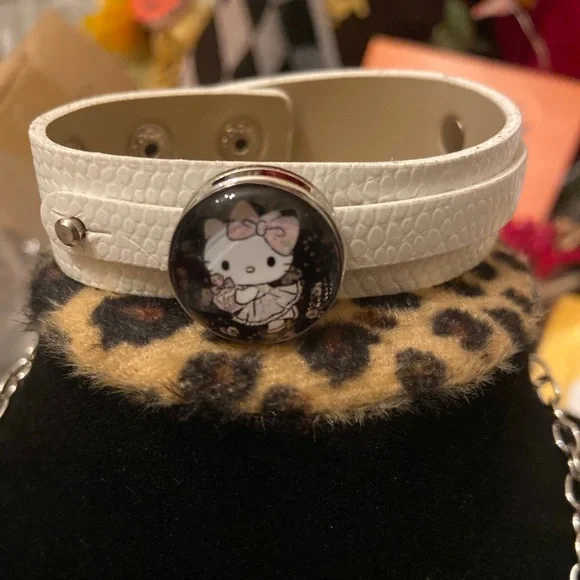Hello Kitty Snap Bracelet - Picture 3 of 4